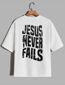 Camiseta Oversized – “Jesus Never Fails” (4 Cores Disponíveis)
