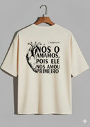 Camiseta Oversized – “Nós o Amamos Pois Ele Nos Amou” (4 Cores Disponíveis)