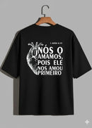 Camiseta Oversized – “Nós o Amamos Pois Ele Nos Amou” (4 Cores Disponíveis)