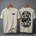 Camiseta Oversized – “Jesus Is The Hope Of The World” (4 Cores Disponíveis)